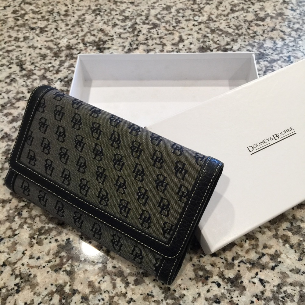 Dooney & bourke signature checkbook wallet